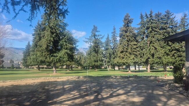 Building Photo - Fully Remodeled Rambler with Golf Course V...
