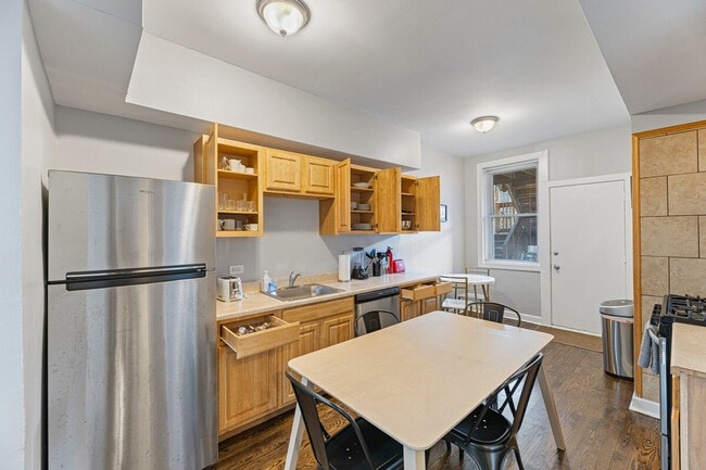 Building Photo - 909 W Agatite Ave