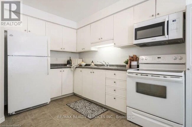 Photo du bâtiment - 159-1159 Brantwood Park Rd