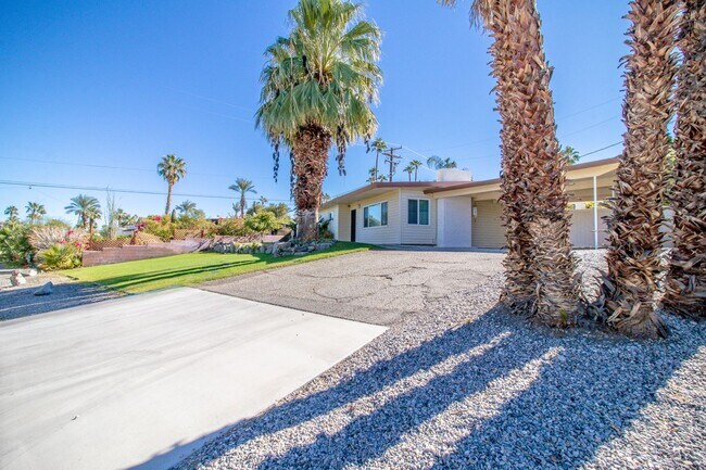 Building Photo - Beautiful 3 Bed / 2 Bath Cathedral City Ho...