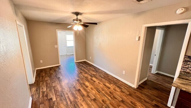 Foto del edificio - Charming 2 Bedroom and 1 Bath Home with a BONUS ROOM  in Winter Garden! Washer and Dryer Included!
