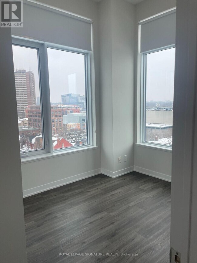 Photo du bâtiment - 25 Nicholas Ave