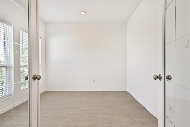 Building Photo - 2710 Meridian Spgs Dr