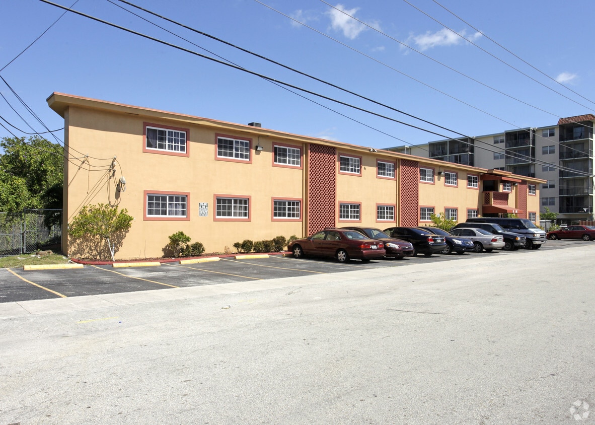 Building Photo - 1555 NE 125th Ter