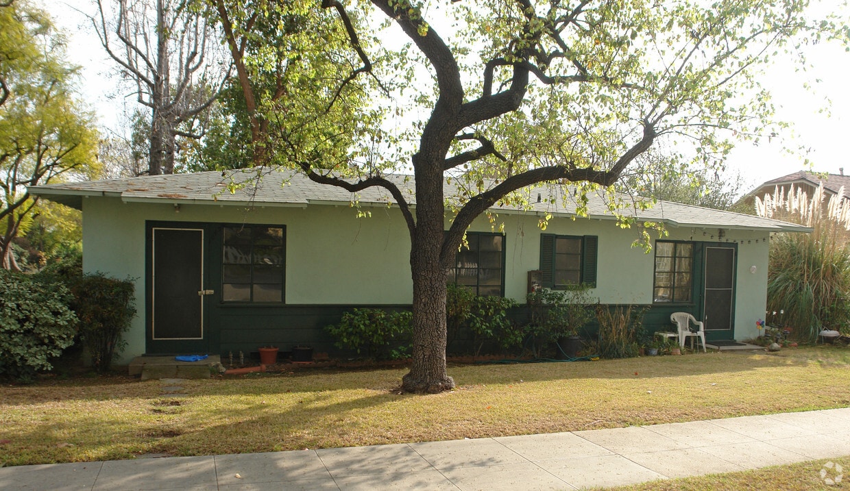 Building Photo - 704 Magnolia St