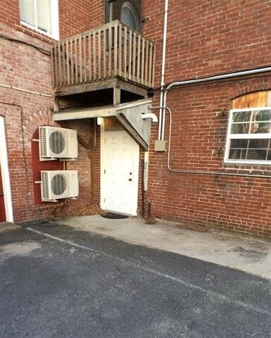 Building Photo - 108 Main St