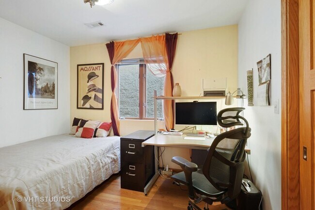Building Photo - 4b3b Duplex Living in The Heart of Wicker Park
