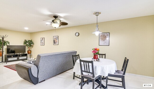 Foto del edificio - 2824 S Bartell Dr