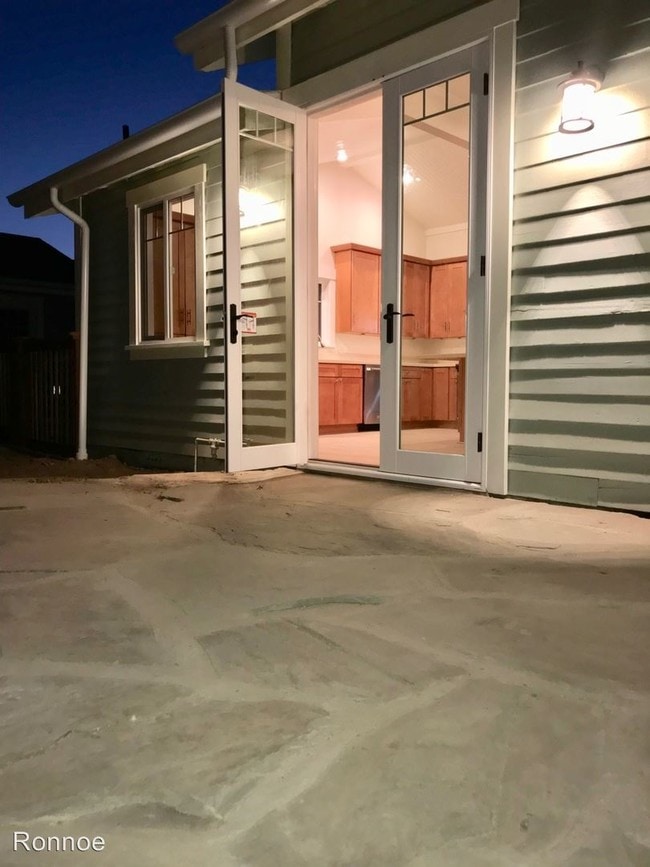 Building Photo - 4311 Carpinteria Ave