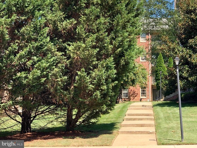 Building Photo - 6018 Westchester Park Dr