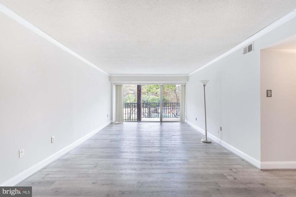 Foto principal - 1300 Army Navy Dr