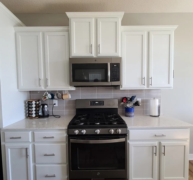 Building Photo - Beautiful 4bed 3.5bath End Unit Townhome With Walk-Out Basement!