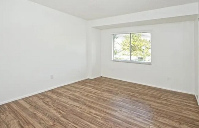 Building Photo - Charming Two-Story Townhome in Winter Spri...