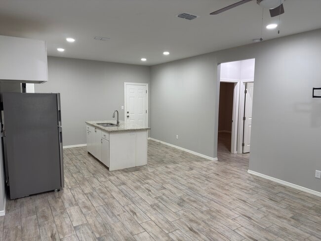 Building Photo - 1404 W Heritage Dr