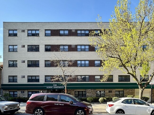 Building Photo - 533 W Aldine Ave