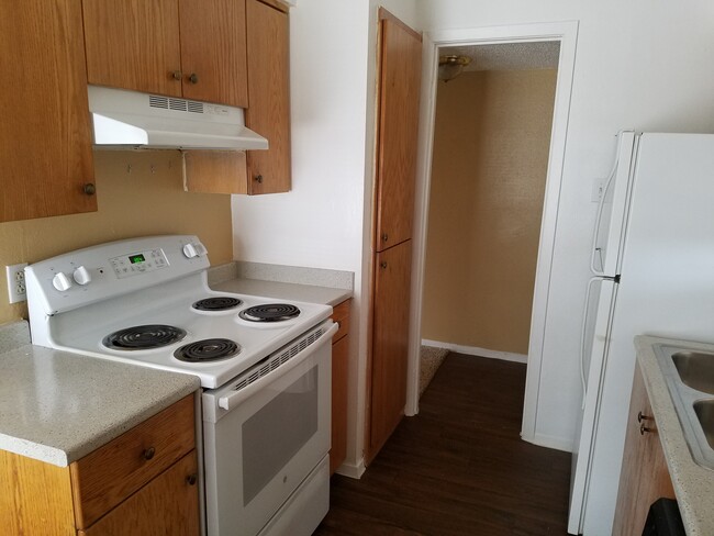 Kitchen (2 Bedroom) - Colonial Courtyard Apartments