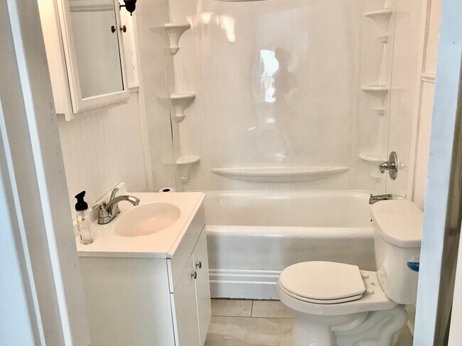 Full Bathroom - 44 Broad St