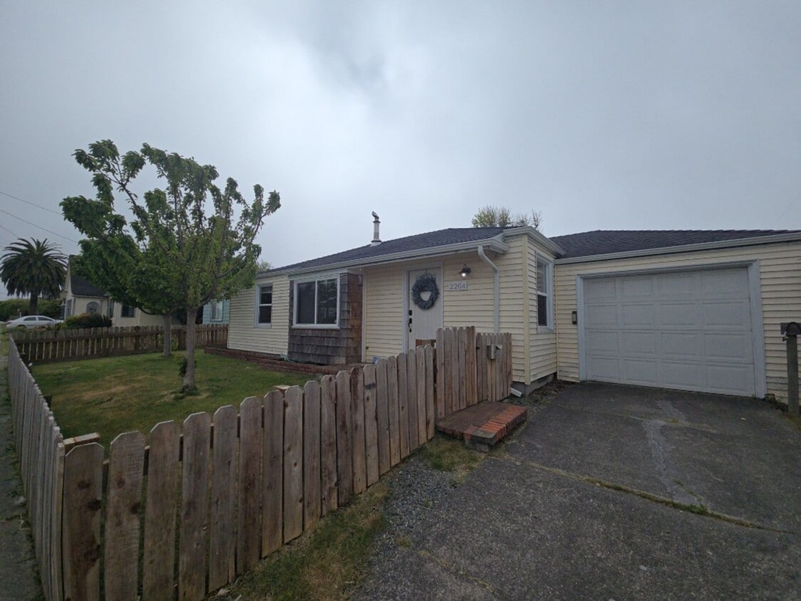 Primary Photo - Beautifully designed 2-BR home located nea...