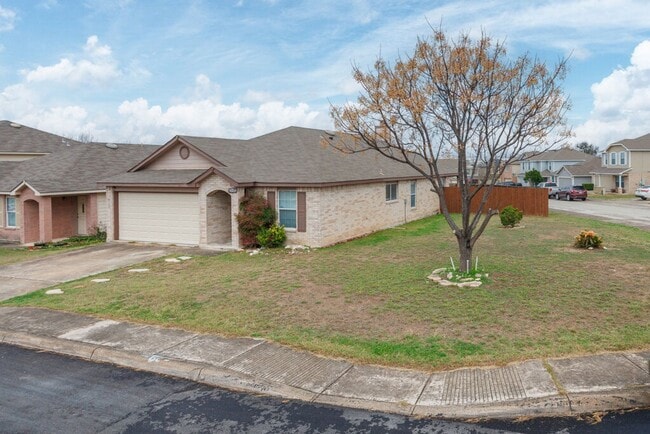 Foto del edificio - Beautiful 3 bedroom 2 bath home on Big Corner Lot!