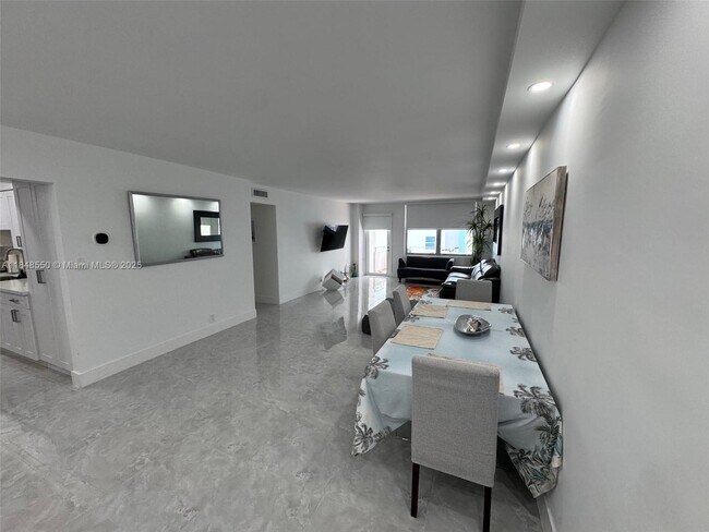 Foto del edificio - 9225 Collins Ave