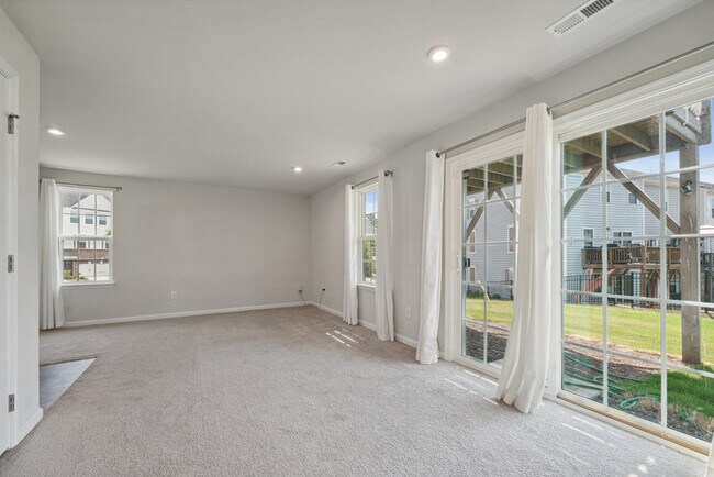 Foto del edificio - 387 Amber Acorn Ave