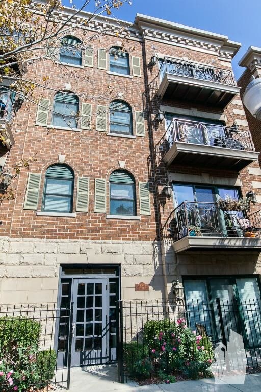 Primary Photo - 1152 W Roscoe St