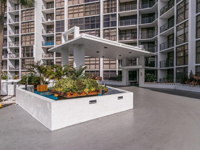 Foto del edificio - 400 Leslie Dr
