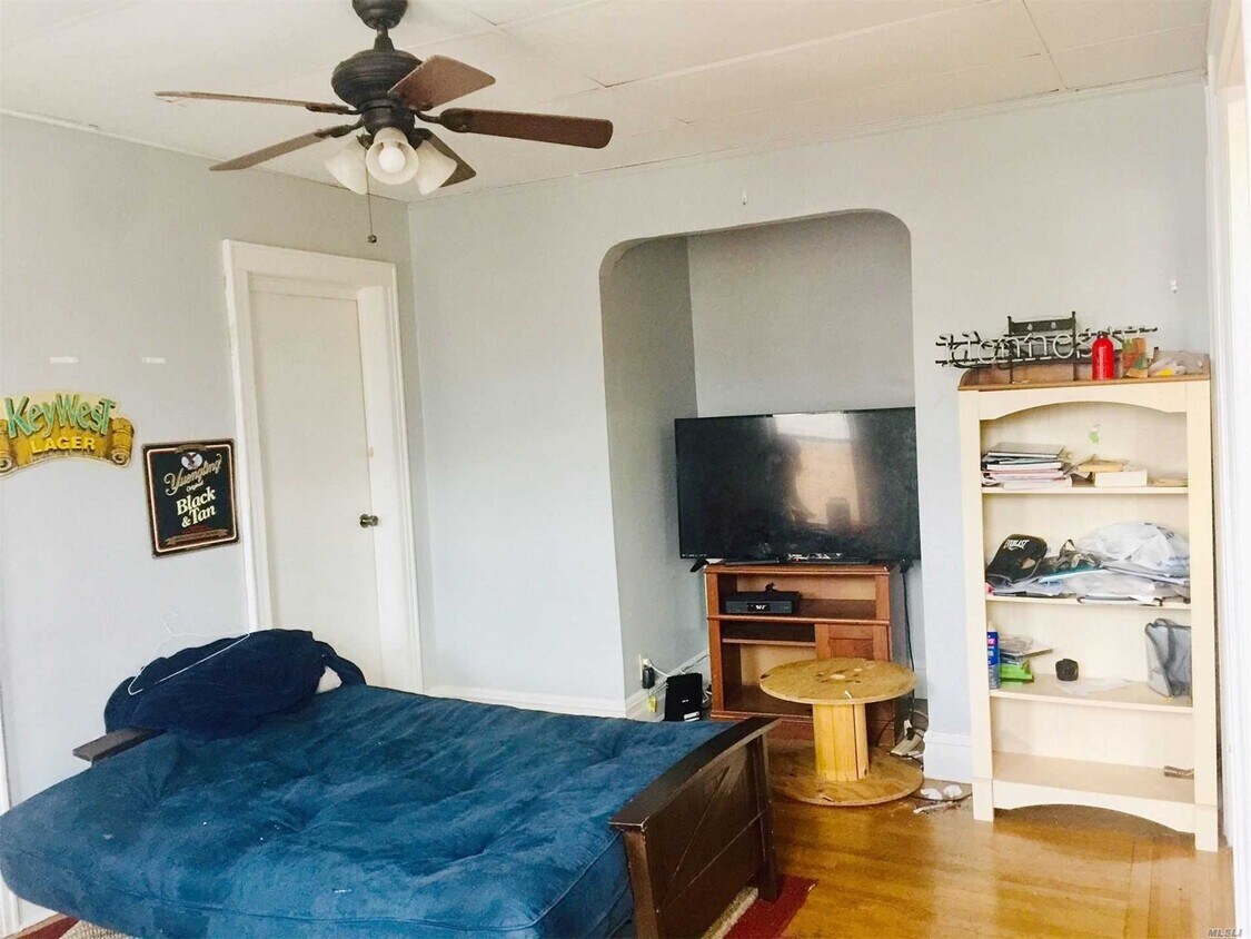 266 Jericho Turnpike Unit 1, Mineola, NY 11501 Room for Rent in