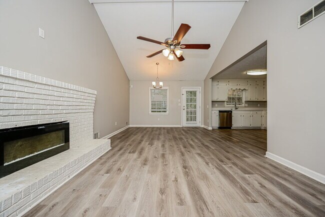 Foto del edificio - 2621 Laurel Woods Ln SE