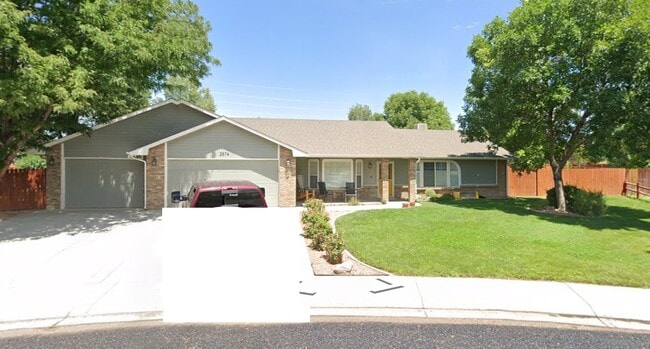 Front 2 - 2574 Silver Oak Ct (Grand Junction, CO) House