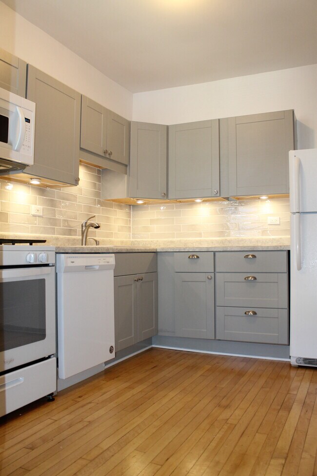 Updated Kitchen - 4850 N Rockwell St