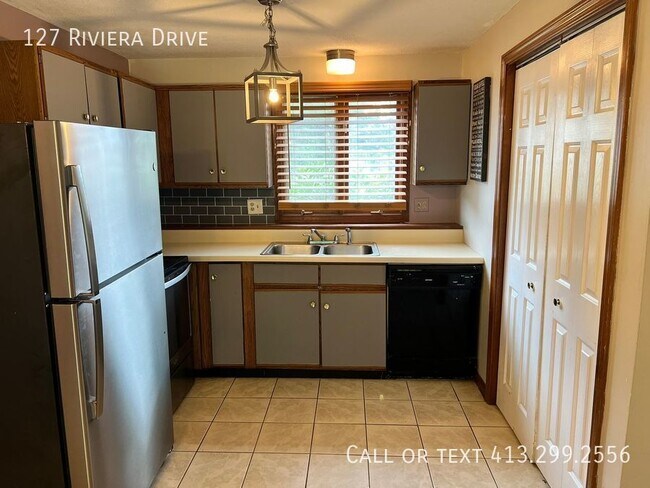Foto del edificio - Charming 2-Bedroom in Agawam – Modern Comf...