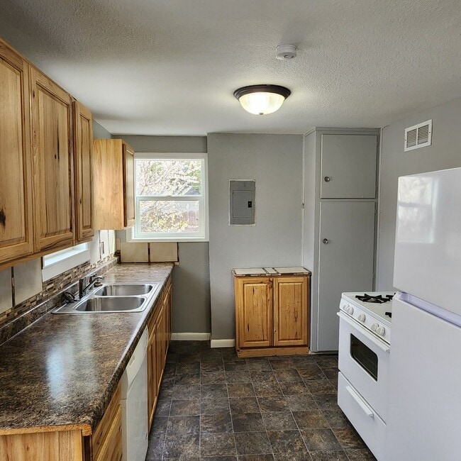 Building Photo - Cute & Cozy 2 Bedroom House