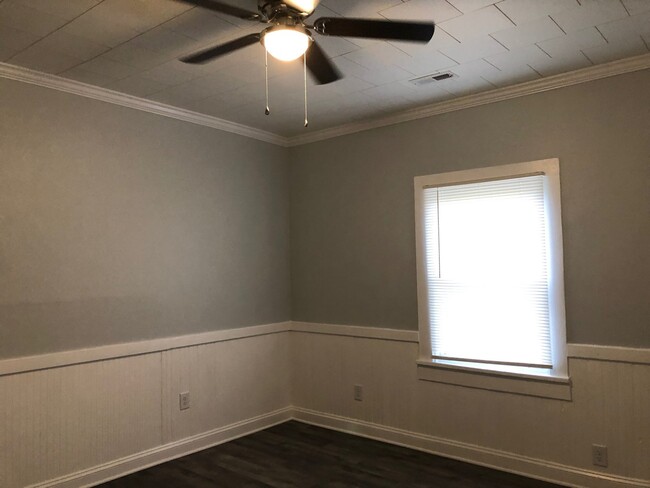 Foto del edificio - Two Bedroom Home - Hardwood Floors - Updat...