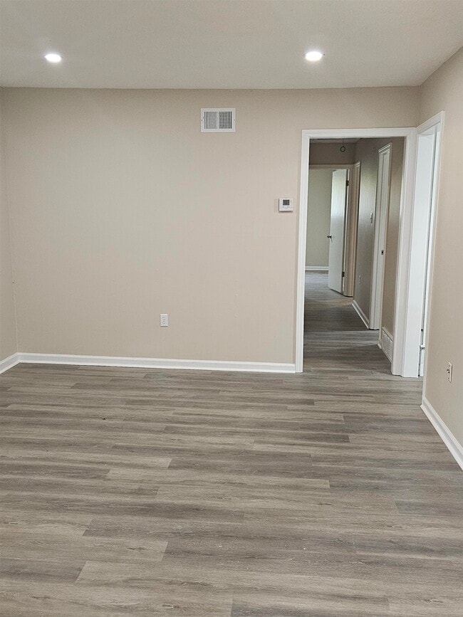 Building Photo - 6436 Oak Park Dr