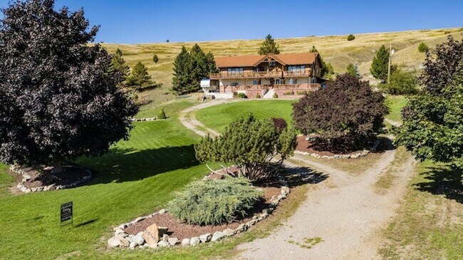 Foto del edificio - Log Home with close public lake access - A...