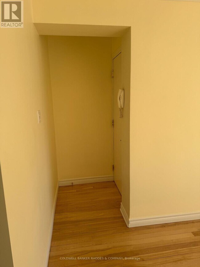 Building Photo - 6 - 406 MONTREAL ROAD