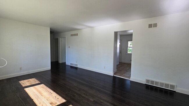 Building Photo - 15450 Maple St