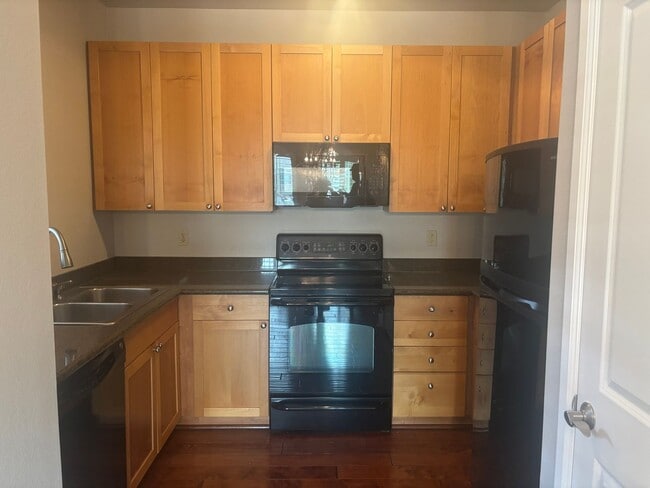 Building Photo - Stunning One-Bedroom Condo in Desirable Co...
