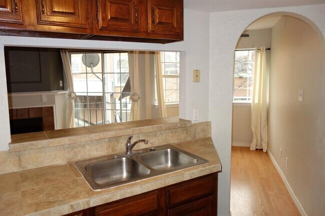 Foto del edificio - 3033 San Jacinto St