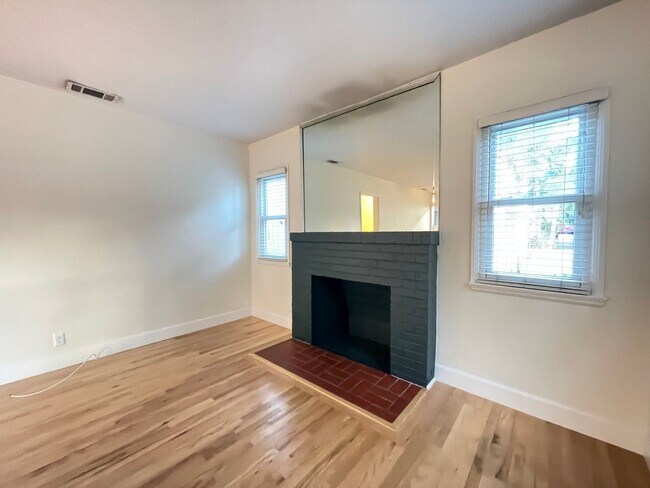 Building Photo - Adorable Burbank Home!