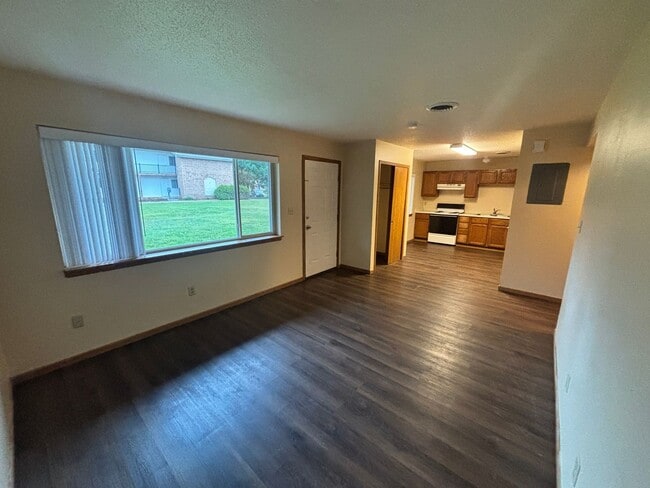 Building Photo - Lower 2BR Cozy Unit!!