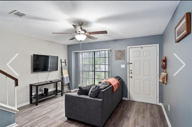 Foto del edificio - Updated 3-Bed Townhome Oasis in Copperfield | Greenbelt Views, Granite Kitchen & Move-In Ready!