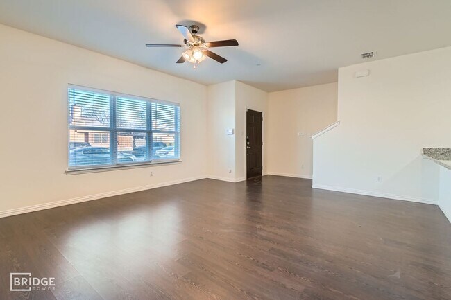 Building Photo - 1420 Lakecrest Ln