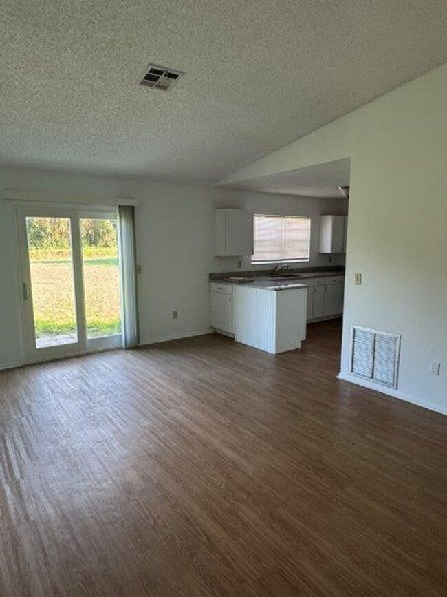 Building Photo - Cute as a button home with high ceilings a...