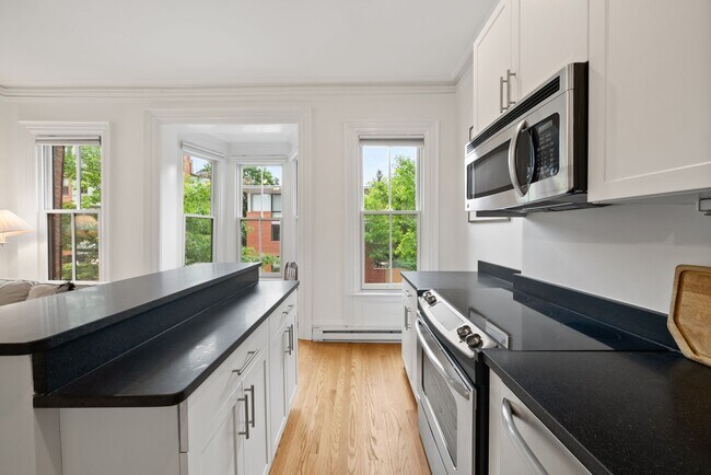 Building Photo - 52 Clarendon St