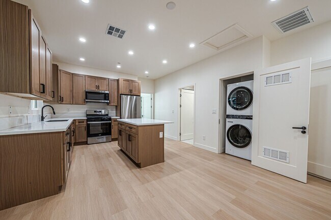 Foto del edificio - Now Offering Two Weeks Free – Upstairs 3-B...