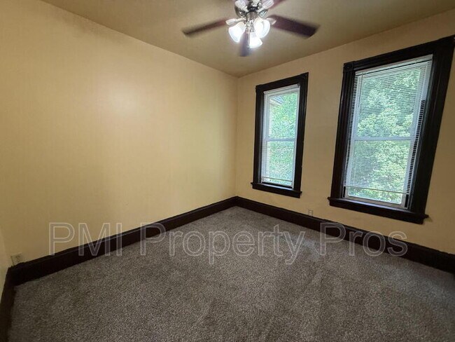 Foto del edificio - 2439 Dr. William Finlayson St