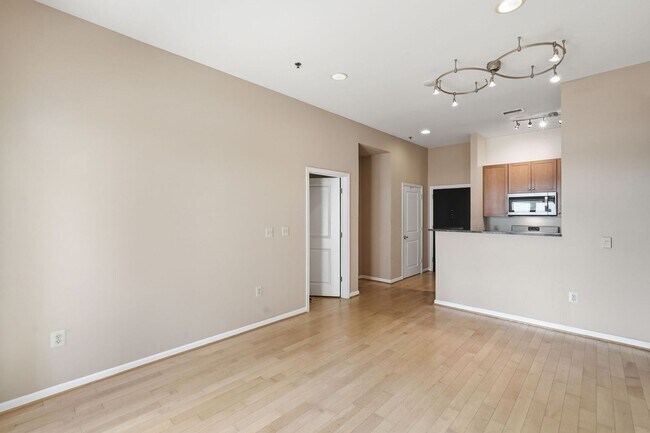 Foto del edificio - Experience elevated city living in this beautifully maintained residence ideally situated in the ...