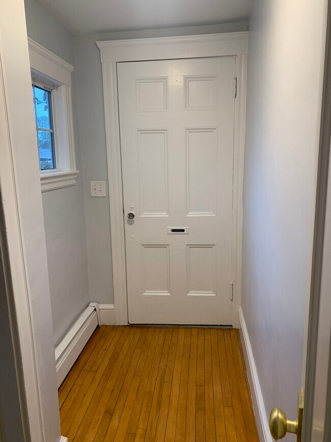 Front hall - 10 Maple Cir